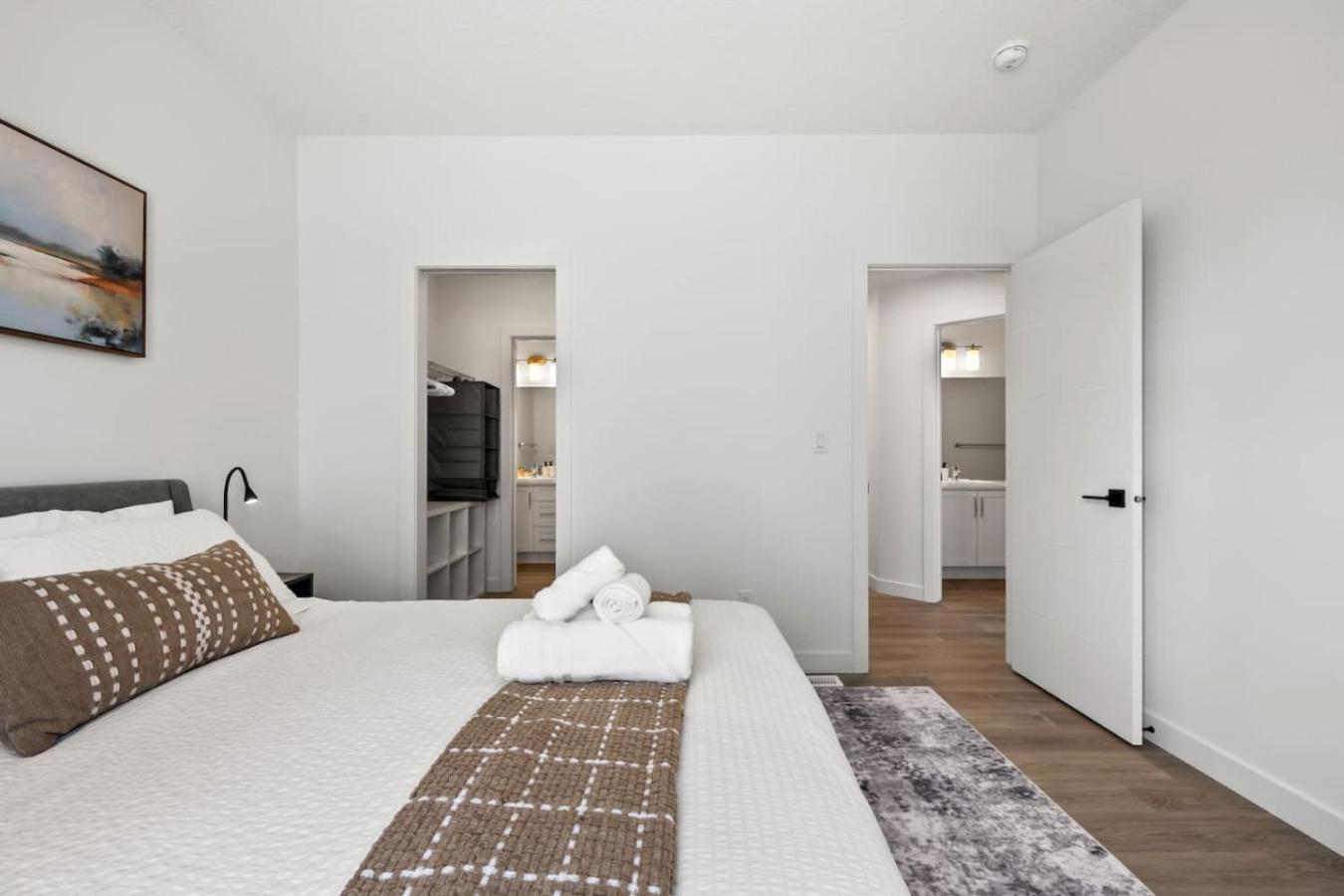 Luxury Aspen 2Br Home With Double Garage Car Parking YYC Eksteriør billede